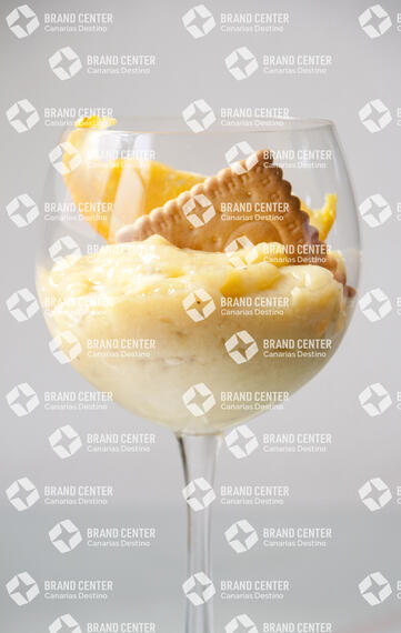 Postre de plátano, naranja y galleta