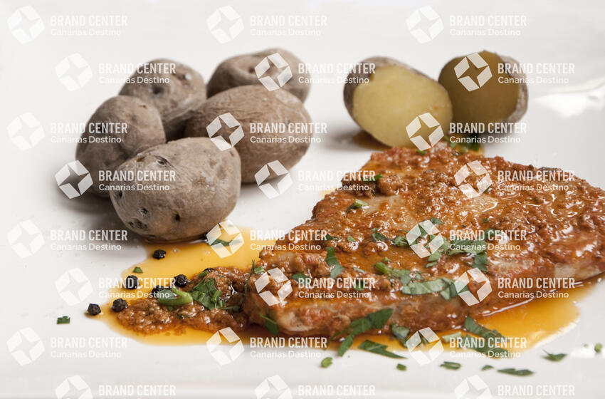 Marinated tuna with wrinkled potatoes