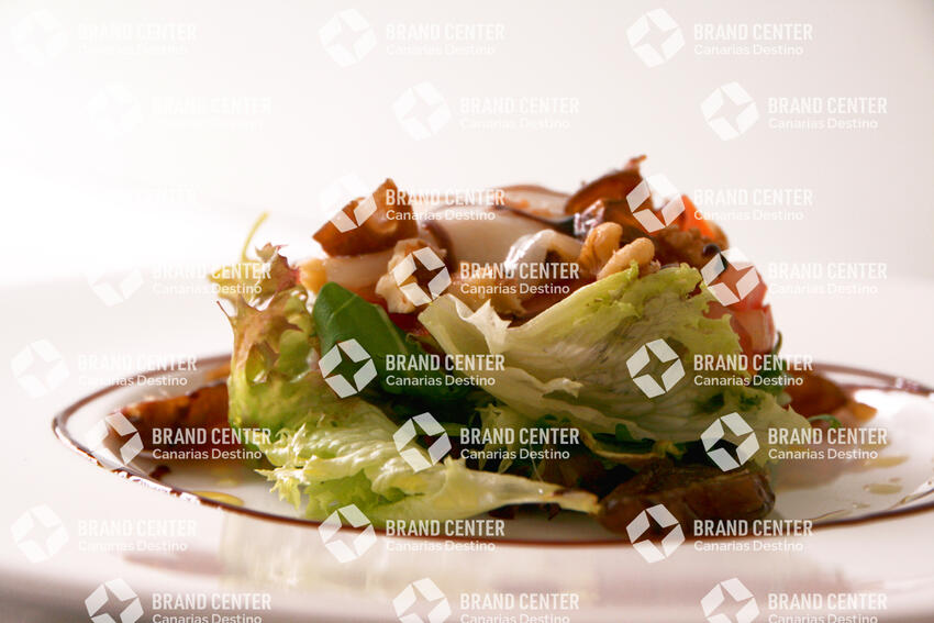 Ensalada de queso majorero y dátiles