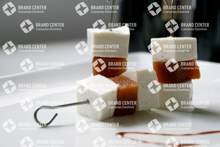 Fresh and sweet quince cheese skewer