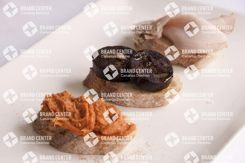 Montaditos de chorizo canario, morcilla dulce y pata asada