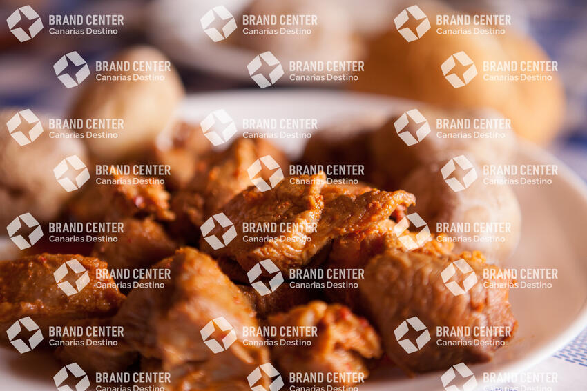 Carne de cochino con papas arrugadas