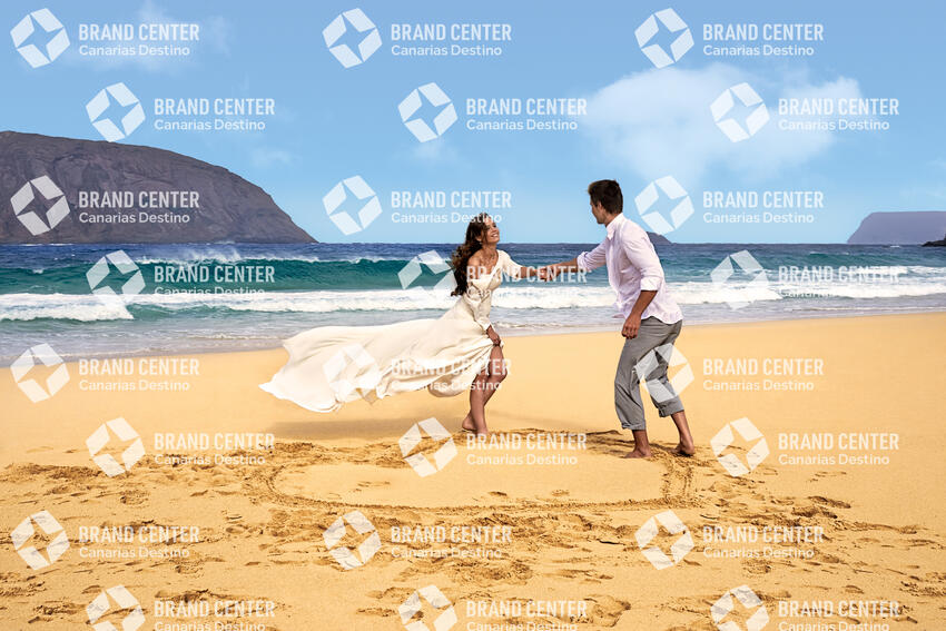 Wedding couple in Las Conchas in La Graciosa