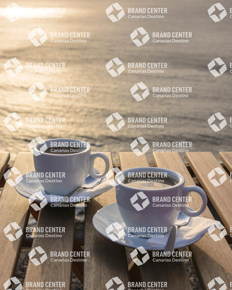 Café para dos con mar