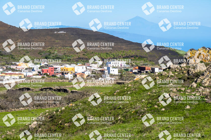 Pueblo de San Andrés con La Gomera y Tenerife de fondo