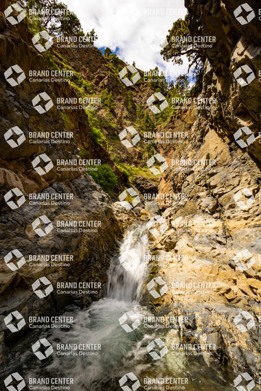 Sendero por el Barranco de las Angustias (Caldera Taburiente) hasta la Cascada de los Colores