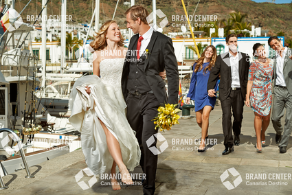 Pareja de novios en Puerto de Mogán, Gran Canaria