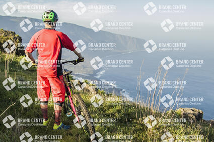 Jordi Bagó in mountainbike by El Hierro
