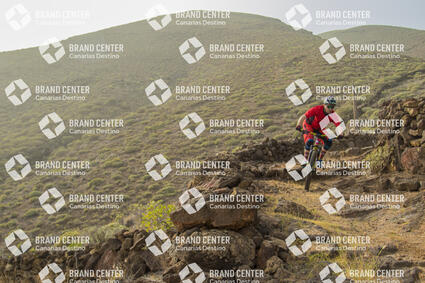 Jordi Bagó in mountainbike by El Hierro