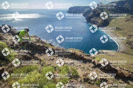 Jordi Bagó on mountain bike by La Gomera