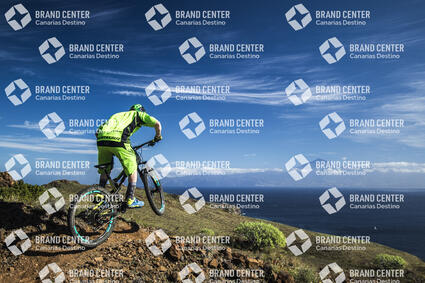 Jordi Bagó on mountain bike by La Gomera