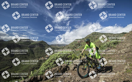 Jordi Bagó on mountain bike by La Gomera