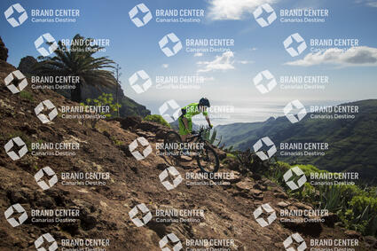 Jordi Bagó on mountain bike by La Gomera